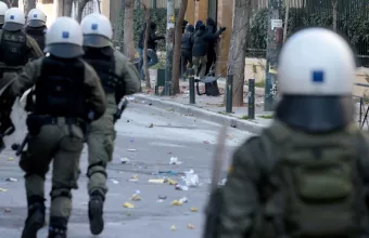 Επεισόδια έξω από την ΑΣΟΕΕ- Κουκουλοφόροι έστησαν οδοφράγματα 