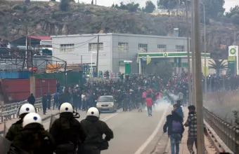 Νέα επεισόδια στη Μόρια - Κλεφτοπόλεμος με τα ματ (pics, vid)