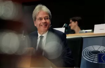 Τζεντιλόνι: Στήριξη στην Αθήνα για το πλεόνασμα – Αυστηρό μήνυμα για α’ κατοικία