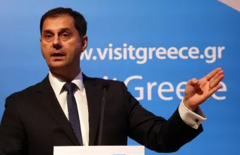 Θεοχάρης σε ΣΚΑΪ:  Με υγειονομικό διαβατήριο θα έρχονται οι τουρίστες στην Ελλάδα
