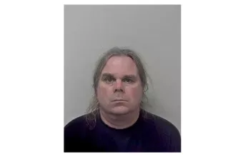 Προσφέρθηκε να βοηθήσει συνεπιβάτιδά του και τη βίασε ενω ταξίδευε με την γυναίκα του 