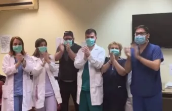 Γιατροί και νοσηλευτές στο ΑΧΕΠΑ λένε «ευχαριστώ» ανταποδίδοντας το χειροκρότημα (vid)