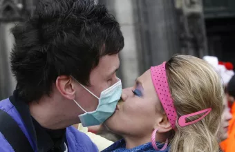 Ποιές καθημερινές συνήθειες αλλάζουν σε 11 χώρες του κόσμου εξαιτίας του κορωνοϊού