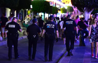 Κορωνοϊός - Μαγιόρκα: Αστυνομικοί κάνουν «καντάδες» στους πολίτες για να τους εμψυχώσουν (Vid)