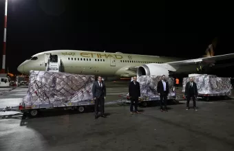 Στην Αθήνα υγειονομικό υλικό 11 τόνων από τα Ηνωμένα Αραβικά Εμιράτα (vid)