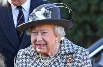 Οργιάζουν οι φήμες για την υγεία της βασίλισσας Ελισάβετ: Η ίδια ή σωσίας της οδηγούσε τη Jaguar; 