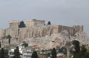 Μεσίστια η σημαία στην Ακρόπολη στη μνήμη του Μανώλη Γλέζου (pics)