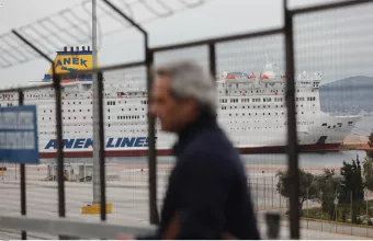Αρχίζει η εκκένωση του πλοίου "Ελευθέριος Βενιζέλος" στον Πειραιά