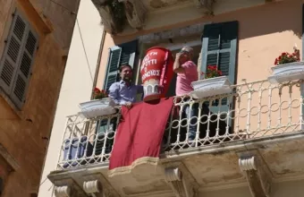 Κέρκυρα: Έσπασαν μπότηδες με το όνομα του κορωνοϊού για την Πρώτη Ανάσταση (vid-pics)