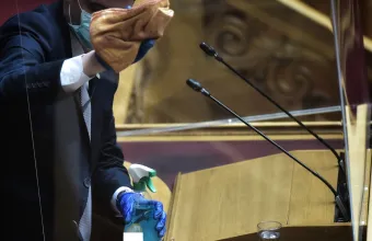 Κορωνοϊός: «Επιχείρηση πλεξιγκλάς» σε ταξί και σαλόνια ομορφιάς - Βροχή οι παραγγελίες