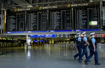 Γερμανία- Απίστευτο: Επιβάτης αεροπλάνου αρνήθηκε να φορέσει μάσκα και δάγκωσε αστυνομικό 