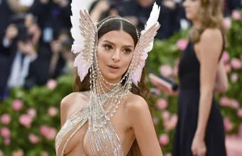 Emily Ratajkowski: Γράφω τη βιογραφία μου με πολιτική προσέγγιση