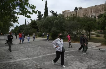 Οικονόμου: Αναστέλλεται από αύριο το πρόστιμο για τους ανεμβολίαστους άνω των 60 ετών 