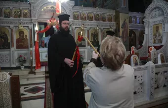 Εκκλησίες μετά τον κορωνοϊό: Μάσκες, γάντια, Άγιο Φως αλλά και ασπασμός εικόνων (pics - vid) 