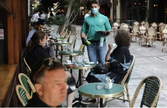 Μερική άρση μέτρων από Δευτέρα σε εστίαση, διασκέδαση και δημόσιες υπηρεσίες