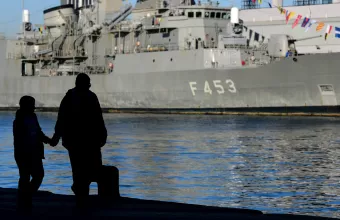 Ο Χαφτάρ σήκωσε ελληνική σημαία για την ελληνική φρεγάτα στη Λιβύη (pic) 