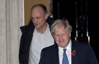 Παραίτηση Βρετανού υφυπουργού λόγω ενεργειών Κάμινγκς