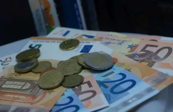 Aπό 1 Ιουνίου η μείωση των ασφαλιστικών εισφορών στη μισθωτή εργασία