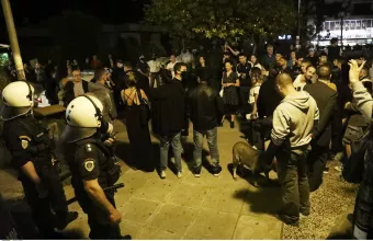 Ένταση στην Αγία Παρασκευή: Μεγάλη ομάδα ατόμων αρνούνται να φύγουν από την πλατεία