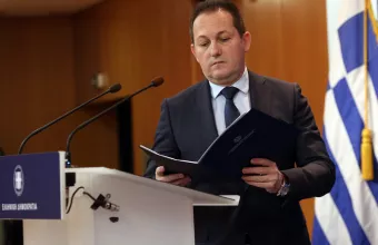 Πέτσας για υπαίθρια πάρτυ: Οι δήμοι μπορούν να ζητούν την συνδρομή της κυβέρνησης