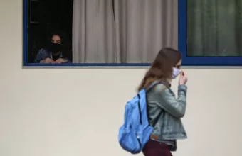 Εξωσχολικός με κορωνοϊό αναστάτωσε γυμνάσιο στο Αγρίνιο - Έβριζε τον διευθυντή 