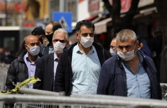 Τουρκία: Καθεστώς διατίμησης για τις μάσκες με τη λίρα να καταρρέει 