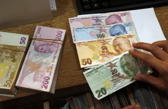 Τουρκία: Υποχωρεί η λίρα - Oι αγορές δεν καταλαβαίνουν από κοιτάσματα στη Μαύρη Θάλασσα