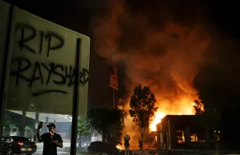 ΗΠΑ: Ταυτοποιήθηκε και καταζητείται η γυναίκα που φέρεται να πυρπόλησε το εστιατόριο Wendy’s στην Ατλάντα 