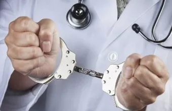 Παραδειγματική τιμωρία του ψευδογιατρού ζητούν οι γονείς των δύο ανήλικων θυμάτων