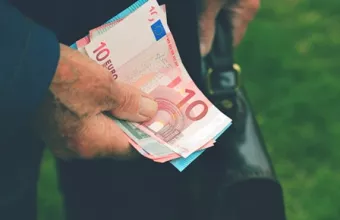Μηδενίστηκαν οι «παλιές» εκκρεμείς συντάξεις- Διπλός «μποναμάς» το 2023 για τους συνταξιούχους