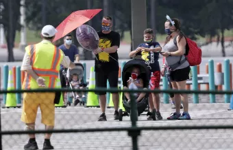 Walt Disney World: Υποχρεωτική χρήση μάσκας - ο Μίκυ σε απόσταση καθώς ανοίγει ξανά