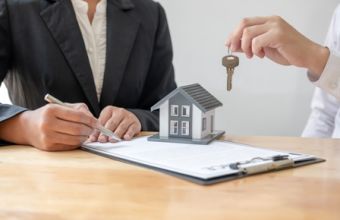 Δανειολήπτης παραδίδει τα κλειδιά του σπιτιού του 
