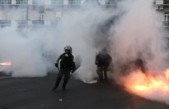 Επεισόδια έξω από τη Βουλή: Τραυματίστηκαν 3 αστυνομικοί - 16 προσαγωγές, 6 συλλήψεις