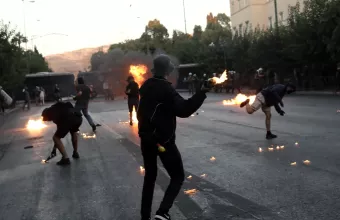 «Χυδαίο ψέμα»: Η Κουμουνδούρου για τα περί αστυνομικού του ΣΥΡΙΖΑ που επέτρεψε σύλληψη
