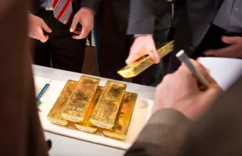Πώς ο κορωνοϊός εκτόξευσε σε επίπεδα ρεκόρ την τιμή του χρυσού