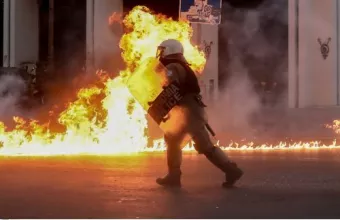 Εννέα συλλήψεις, 6 προσαγωγές και 6 τραυματίες αστυνομικοί στα επεισόδια έξω από τη Βουλή
