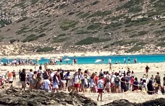 Φαινόμενα συνωστισμού στην παραλία του Μπάλου στην Κρήτη (pics+video)