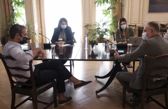 Σύσκεψη υπό τον πρωθυπουργό για το άνοιγμα των σχολείων