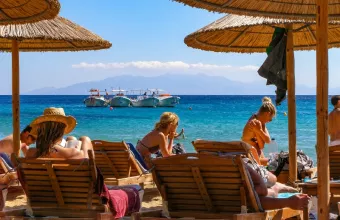 Προς άρση καραντίνας για πλήρως εμβολιασμένους ταξιδιώτες η Βρετανία, αλλά άγνωστο το πότε