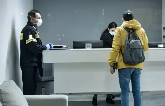 Κορωνοϊός: Τα νέα μέτρα για εργασία, σχολεία, καταστήματα, Δημόσιο και συναθροίσεις - Το ΦΕΚ