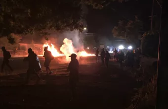 ΗΠΑ: Διαδηλωτές κατά του ρατσισμού συνεπλάκησαν με ένοπλους αντιδιαδηλωτές