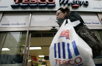 Βρετανία: Tesco και 17 ακόμη μεγάλες επιχειρήσεις ζητούν επιβολή φόρου στο ηλεκτρονικό εμπόριο