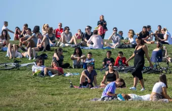 Κορωνοϊός - Βρετανία: Σε ισχύ ο «κανόνας των έξι» - Έως 3.200 λίρες τα πρόστιμα