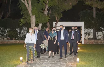 Κρητική φιλοξενία από Μητσοτάκη: Τοπικές γεύσεις και ρακή στον Πομπέο -  Το πρόγραμμά τους