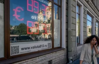 Σε υψηλό μηνός το ρούβλι μετά την πρόοδο στις συνομιλίες Ρωσίας – Ουκρανίας 