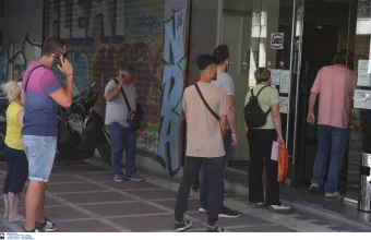 Άνεργοι έξω από τον ΟΑΕΔ 
