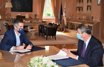 Ο δήμαρχος Αθηναίων, Κώστα Μπακογιάννη και  πρόεδρο της Ελληνικής Πνευμονολογικής Εταιρείας, Στέλιος Λουκίδης υπογράφουν τη συμφωνία συνεργασίας