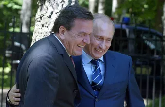 Ο Σρέντερ μηνύει Bild για τη δήλωση Ναβάλνι ότι είναι "το παιδί για τις δουλειές του Πούτιν"