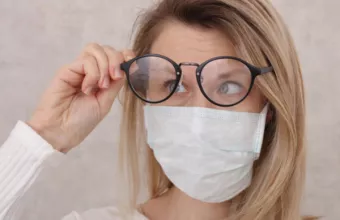 Πώς να φοράτε μάσκα προσώπου χωρίς να θολώνετε τα γυαλιά σας