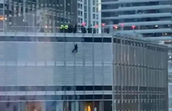 Σικάγο: Απειλεί να πέσει από τον «Πύργο Τραμπ» αν δεν μιλήσει με τον Αμερικανό Προέδρο (VIDEOS)